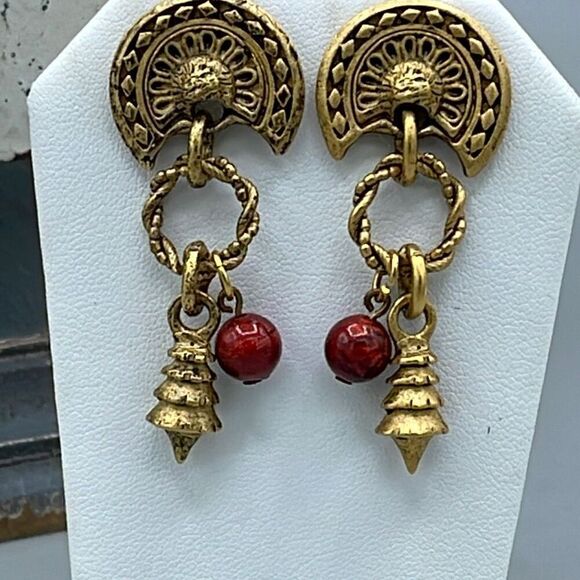 Vintage gold colored dangle pieced earrings. - Picture 2 of 7